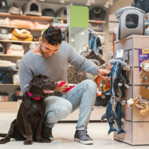 cute-dog-with-owner-at-the-pet-shop (1) Produto Algum